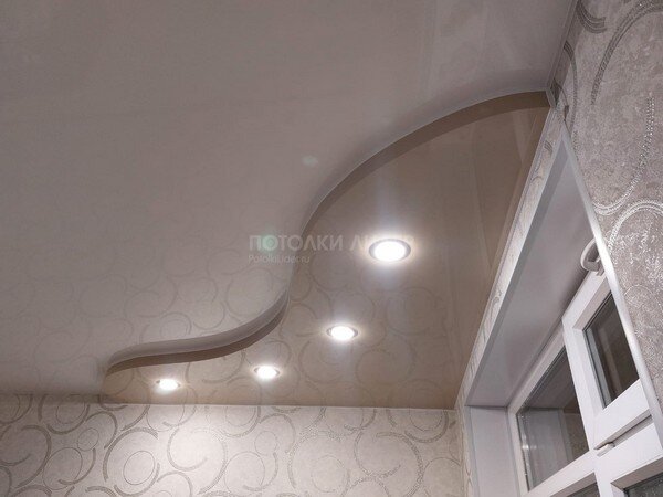 Бежевый натяжной потолок 