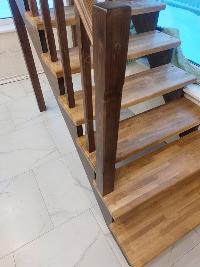 Комбинированная лестница: ступени - дуб (покрытие просто лаком), остальные элементы - сосна (покрытие темной тонировкой + лак) 