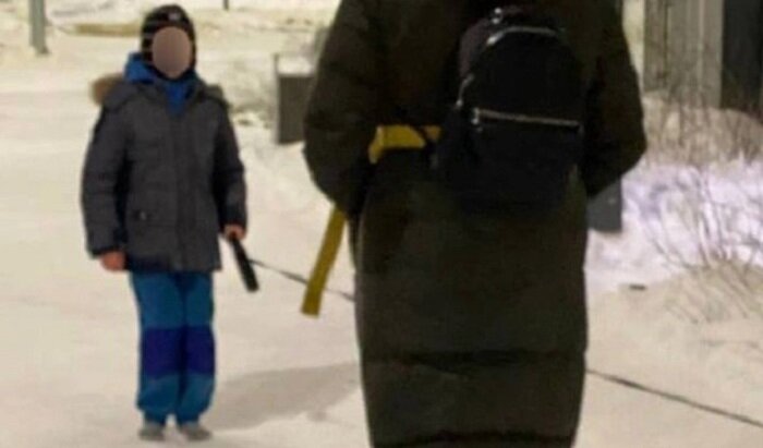    Женщина «придумала» новый метод воспитания и вывела ребенка без обуви на мороз