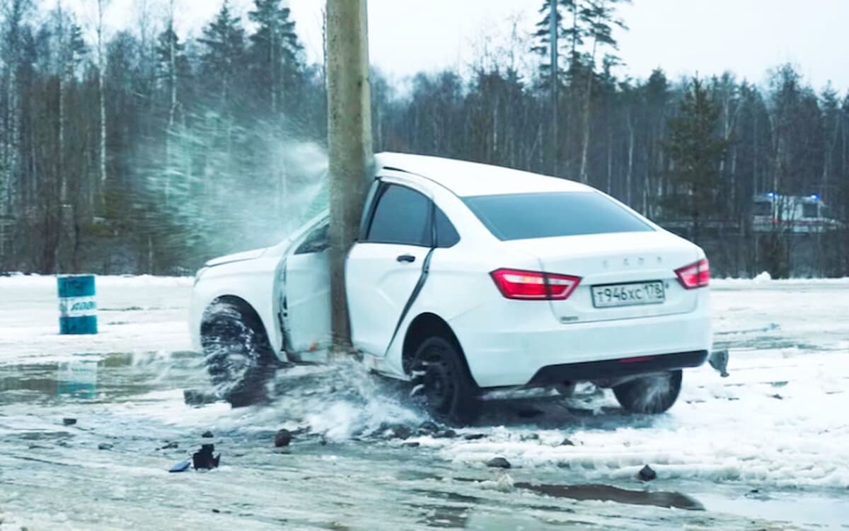 Краш-тест Lada Vesta. Изображение: Youtube/AcademeG  📷
