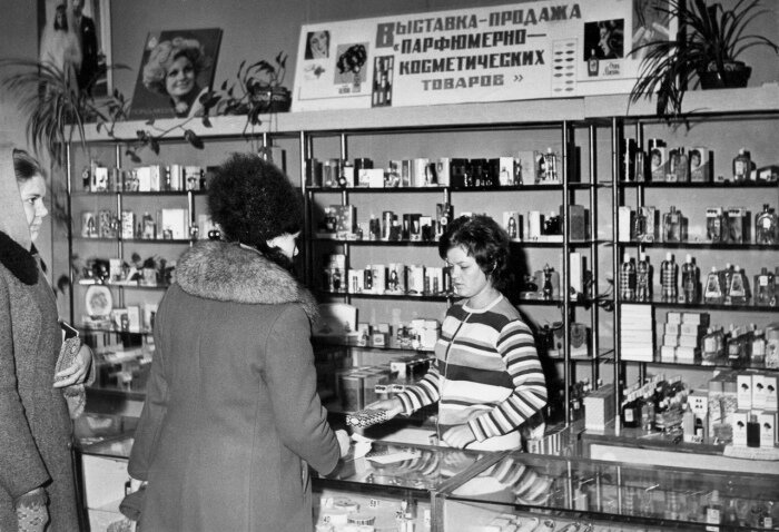 Примерно так выглядели советские прилавки с косметикой /фото с сайта novate.ru/