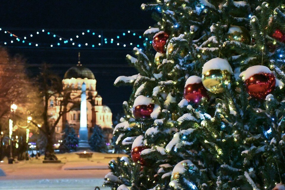    Город пока еще празднично украшен. Геннадий БИСЕНОВ