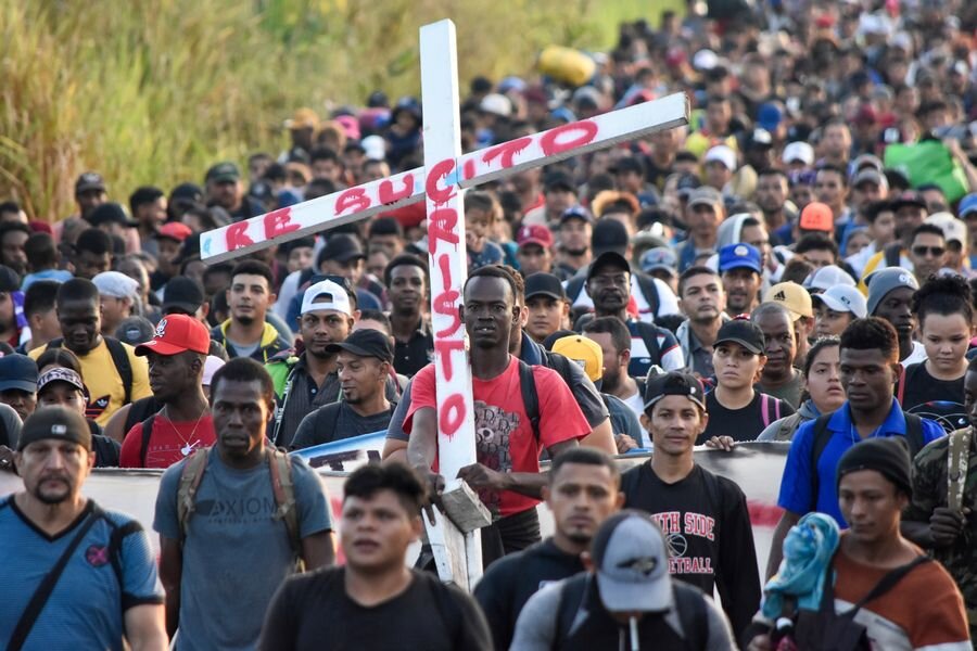    Мексиканские мигранты идут в сторону границы США © AP/TASS