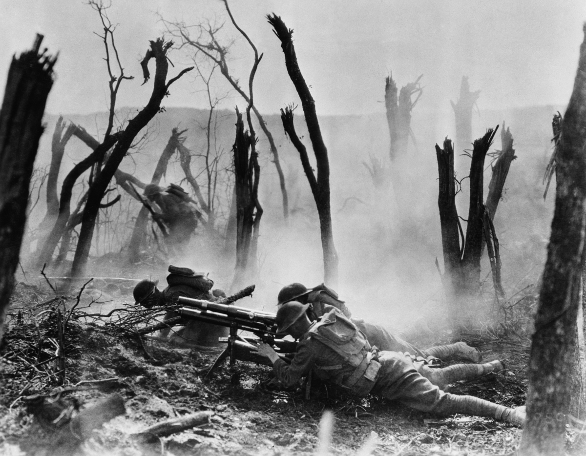 Американские артиллеристы с траншейной пушкой во время боевых действий на Западном фронте, 1917 год