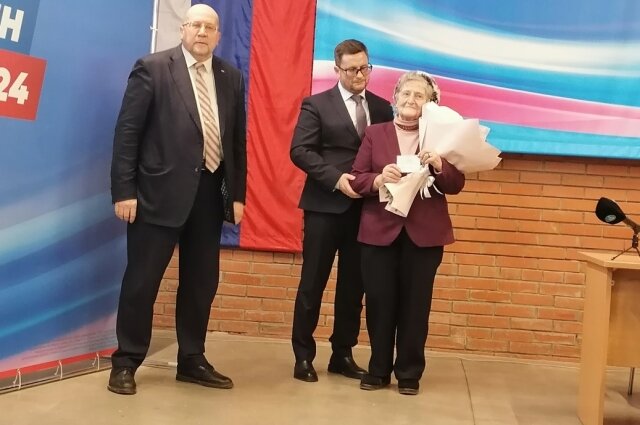    Елена Сергеевна Тихомирова получила не только удостоверение доверенного лица, но и цветы Фото: АиФ-Петербург/ АиФ-Петербург