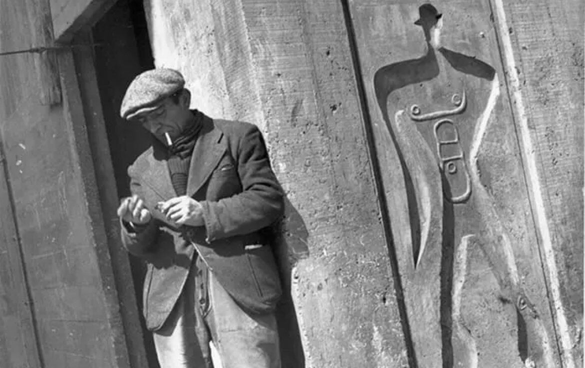 Ле Корбюзье на фоне своего главного творения «Модулора» на фасаде Марсельской жилой единицы