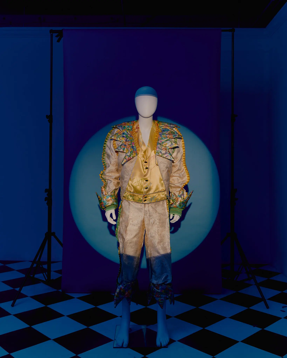 С февральского аукциона Элтона Джона «Прощай, Пичтри-роуд»: ансамбль в цветах слоновой кости и золота, созданный дизайнером Энни Риви в 1971 году, из мягкого люрекса. Его стоимость оценивается в 8000-12000 долларов. Винсент Талло для The New York Times