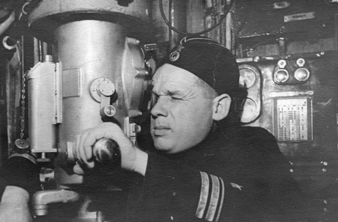 Капитана 3 буквы. Власов Капитан 1 ранга щ214. Капитан Советской подводной лодки ВОВ.
