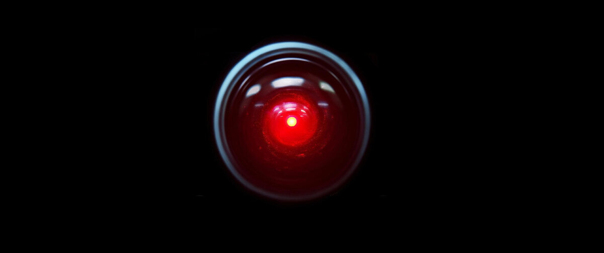 Бортовой компьютер HAL 9000 из фильма "2001: Космическая Одиссея" утверждал, что не допускает ошибок, обвиняя в них "человеческий фактор".