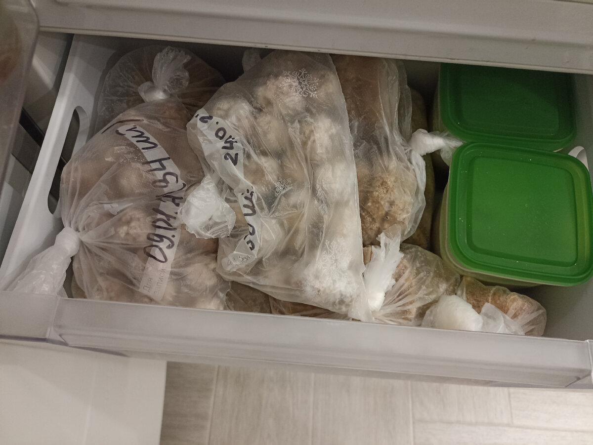 2 полных ящиках полуфабрикатов: большая часть домашних и немного покупных