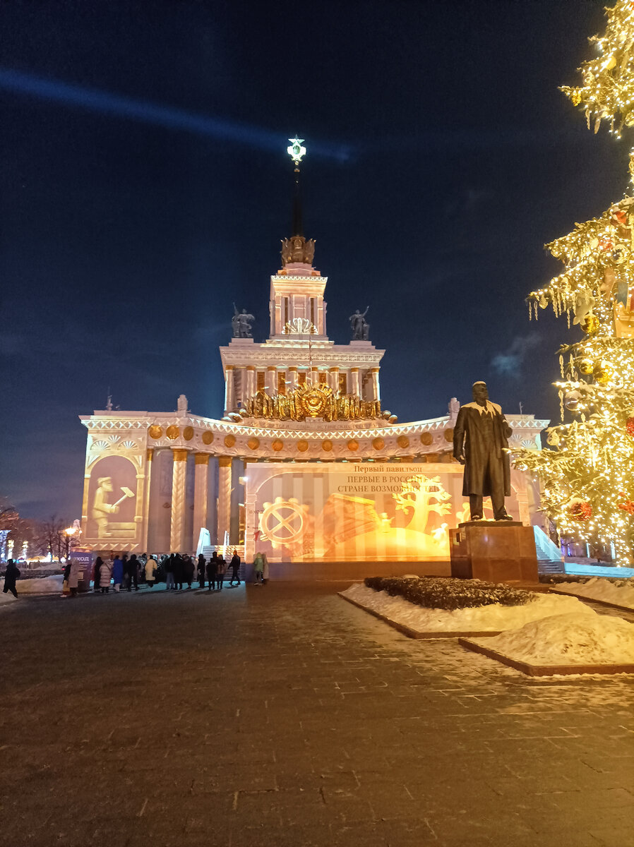 Зато как красиво и дедушка Ленин тут, куда ж без него...                                                                      Старшая дочь вот не любит эту всю суету с пересадками, да и устала очень, после болезни ещё слабость, да и возраст такой, что хочется обособиться от семьи, в общем, ехать ей совсем не хотелось... 