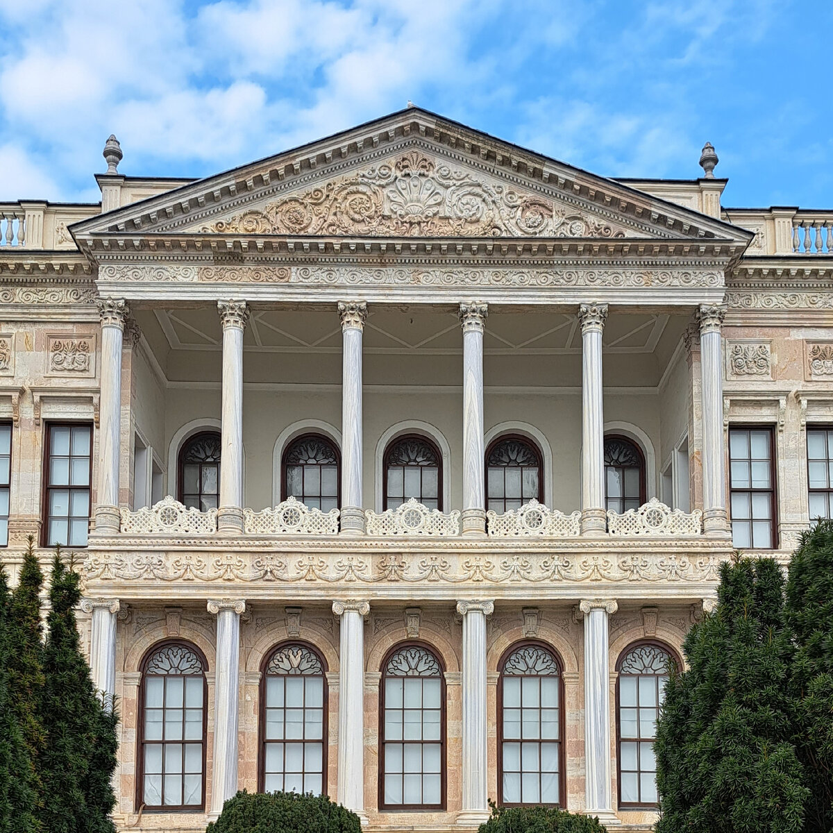 Музей живописи во дворце Долмабахче. Во двор, кстати, можно пройти бесплатно