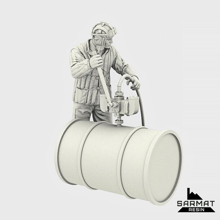 SRsf35027 "Танкист за перекачкой горючего. РККА 1935-1943 г." Масштаб 1/35.