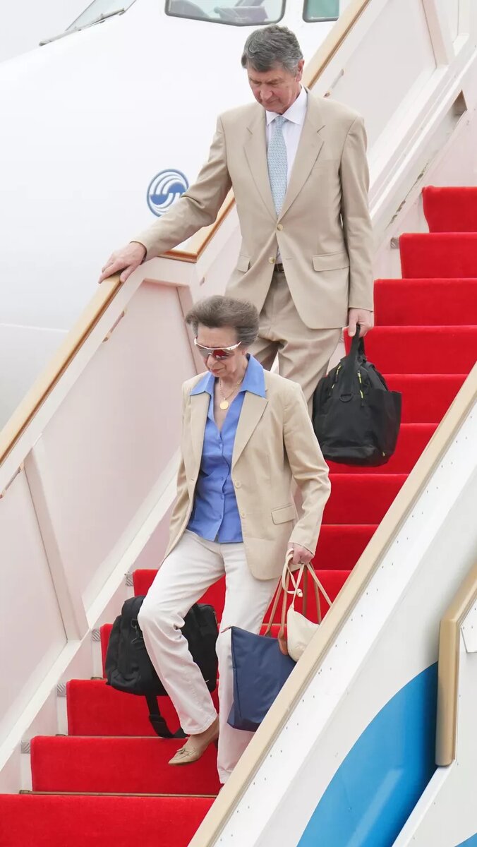 Принцесса Анна и сэр Тим Лоуренс прилетают на Шри-Ланку 10 января 2024 года. Фото: ДЖОНАТАН БРЭДИ /PA через GETTY