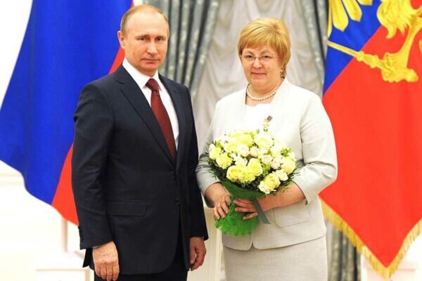    В 2016 году 30 апреля Людмиле Корниловой Президент РФ Владимир Путин вручил золотую медаль и присвоил звание Герой Труда Российской Федерации. Фото: пресс-служба Кремля