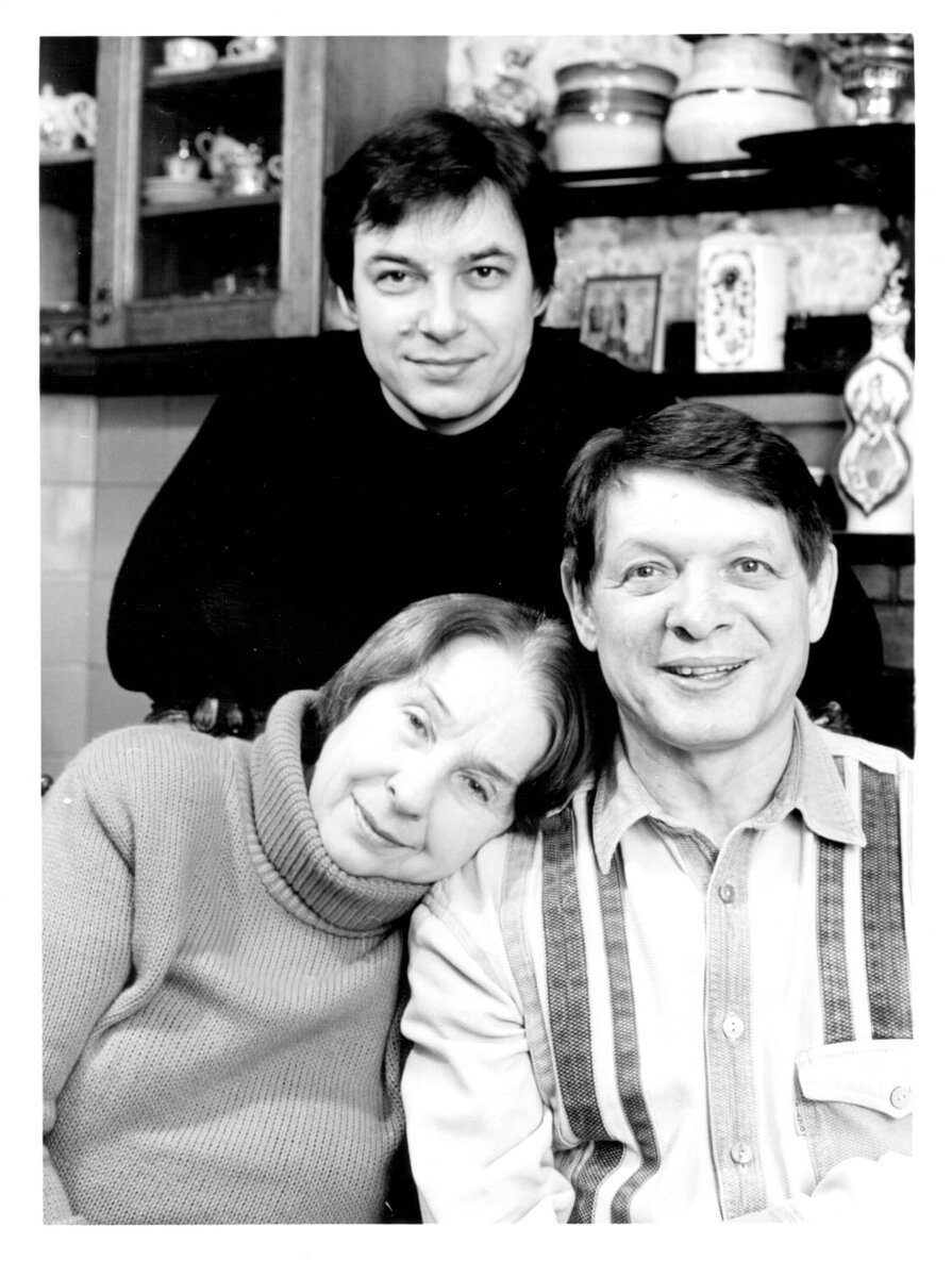 Дмитрий Хиль с родителями. 2003 год