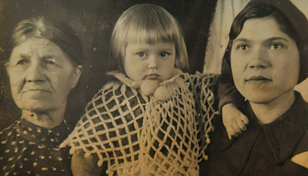 Галина Стаханова с бабушкой и мамой