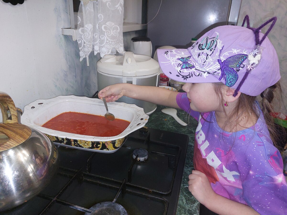 Тут Жорик напал на Надю🤣 подливу подготовила для тефтелей, всё сырое 😀