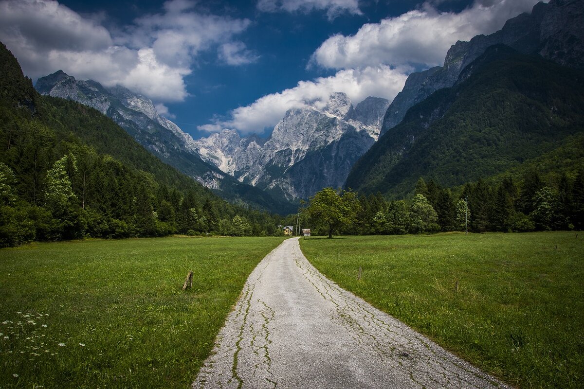 Словения - это страна, которая славится своей удивительной природой, дружелюбными людьми и богатым культурным наследием.