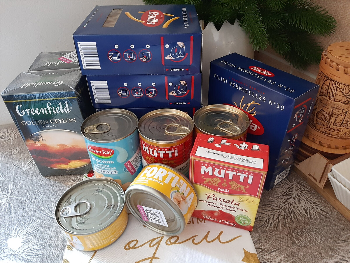 Чай, итальянские томаты, тунец кусочками, макароны, фасоль консервированная (белая)