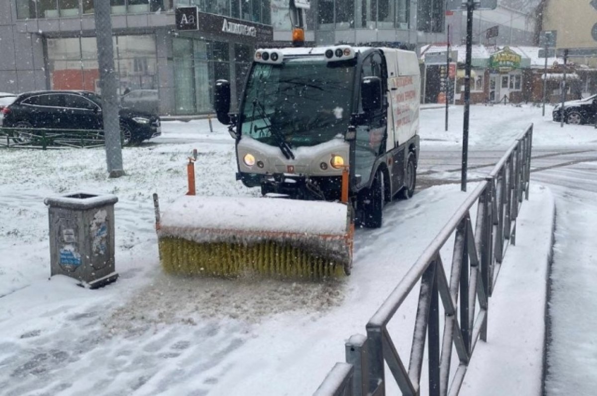    Региональные дороги Кубани от снега расчищают 322 единицы спецтехники