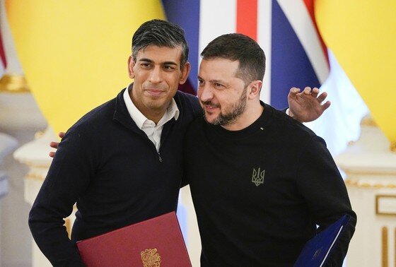    Президент Украины Владимир Зеленский (справа), премьер-министр Великобритании Риши Сунак