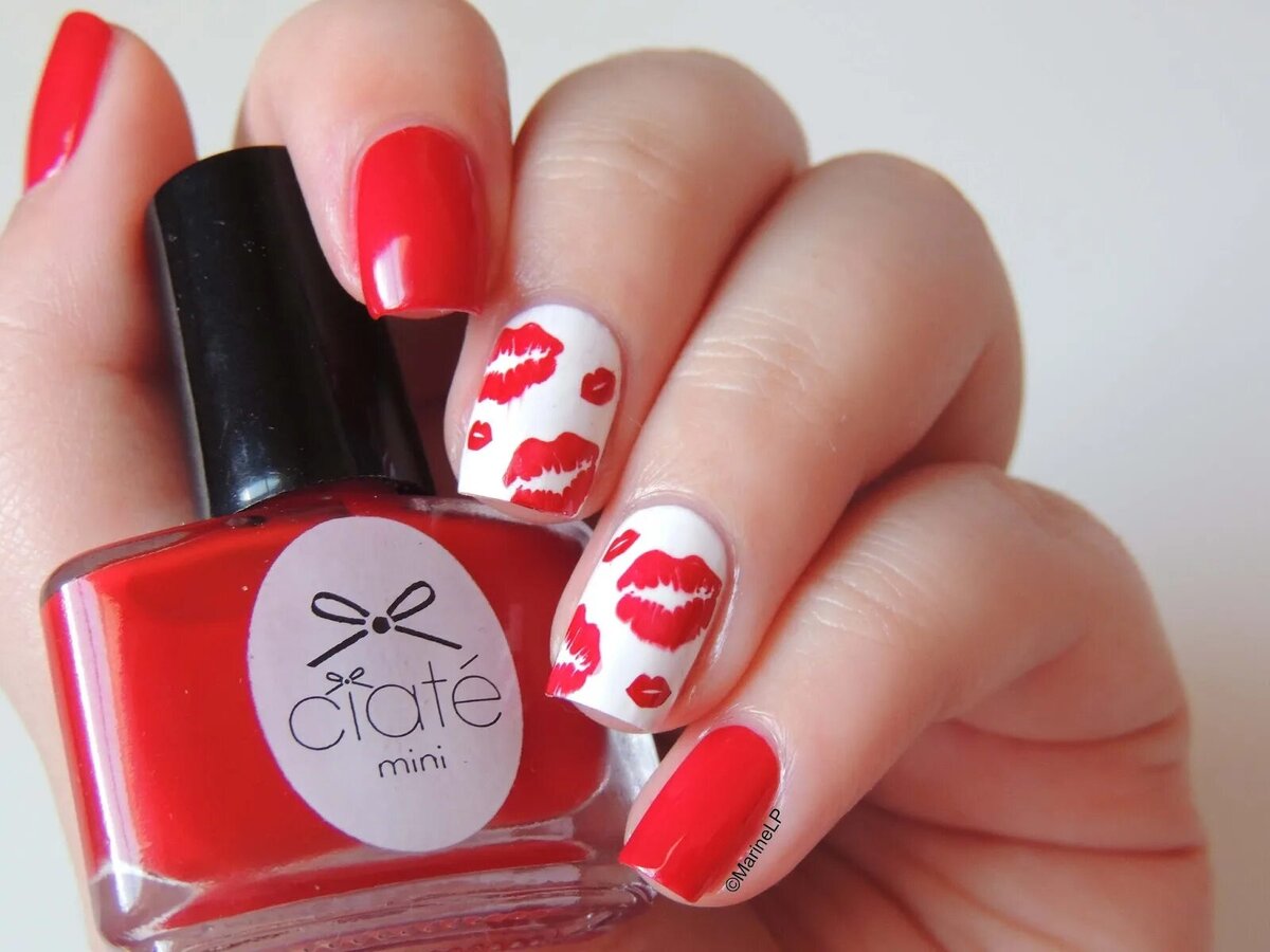 красный прозрачный маникюр. маникюр с красным цветом. красные витражные ногти. маникюр красное стекло. черно красные ногти.