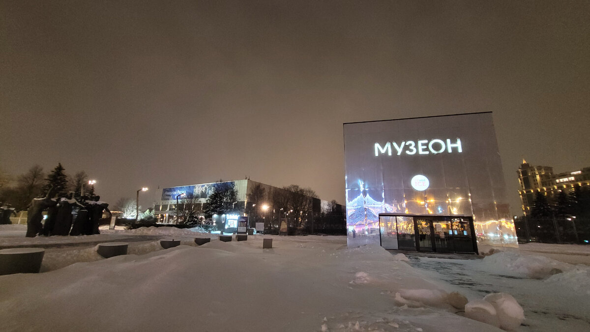 Слева в глубине то самое здание. Фото автора.