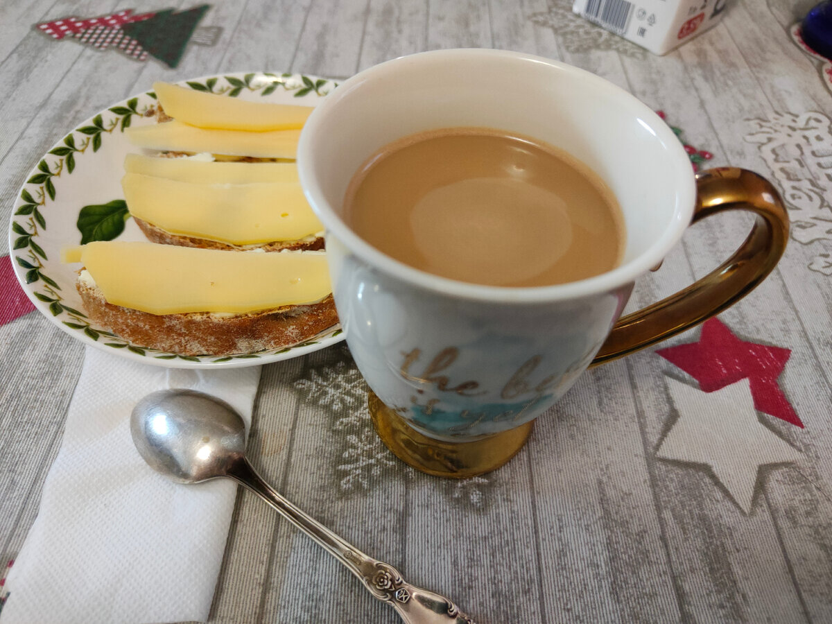 Кофе с молоком, бутерброды с маслом и сыром; 