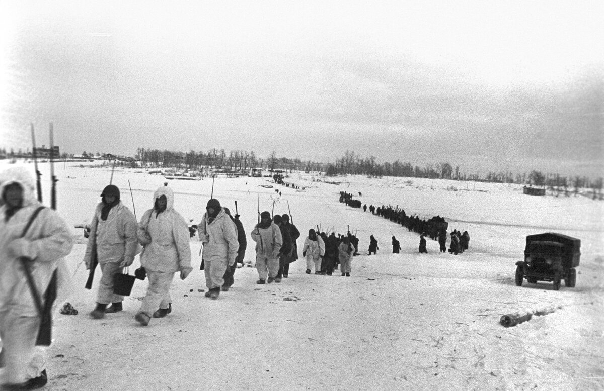 Красноармейцы выдвигаются к передовой во время наступления в районе Новгорода. Январь 1944 года. Фотограф Д.Козлов