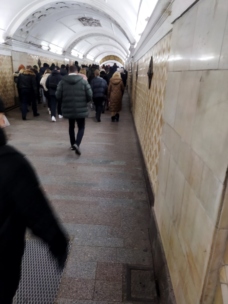 ПОсмотрите ни одной расцветки кроме чёрного  и серого.  Всё бегут, спешат по делам. А в СССР даже работали с улыбкой, и глаза светились счастьем 