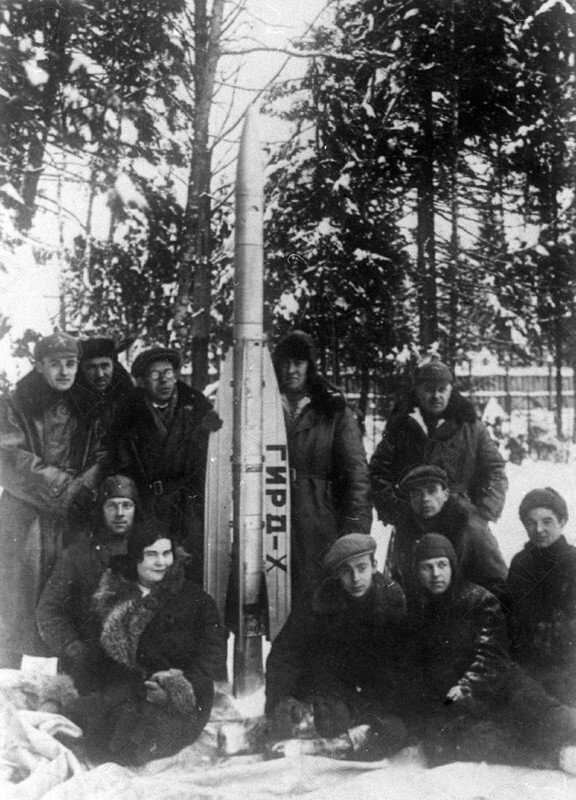 Бригада ГИРДа (группа по изучению реактивных двигателей) за несколько минут до старта первой советской ракеты на жидком топливе «ГИРД-10» (слева направо): начальник ГИРДа С.П. Королёв, старший инженер Н.И. Ефремов, инженер Л.С. Душкин, начальник 1-й бригады Л.К. Корнеев, инженер И.Н. Хованский; (сидят) механик Б.В. Фролов, конструктор Л.Н. Колбасина, механик К.К. Федоров, инженер А.И. Полярный, механик И.Н. Костин. 18 марта 1933 г. Фотограф не установлен. РГАКФД. Арх. № 0-275524