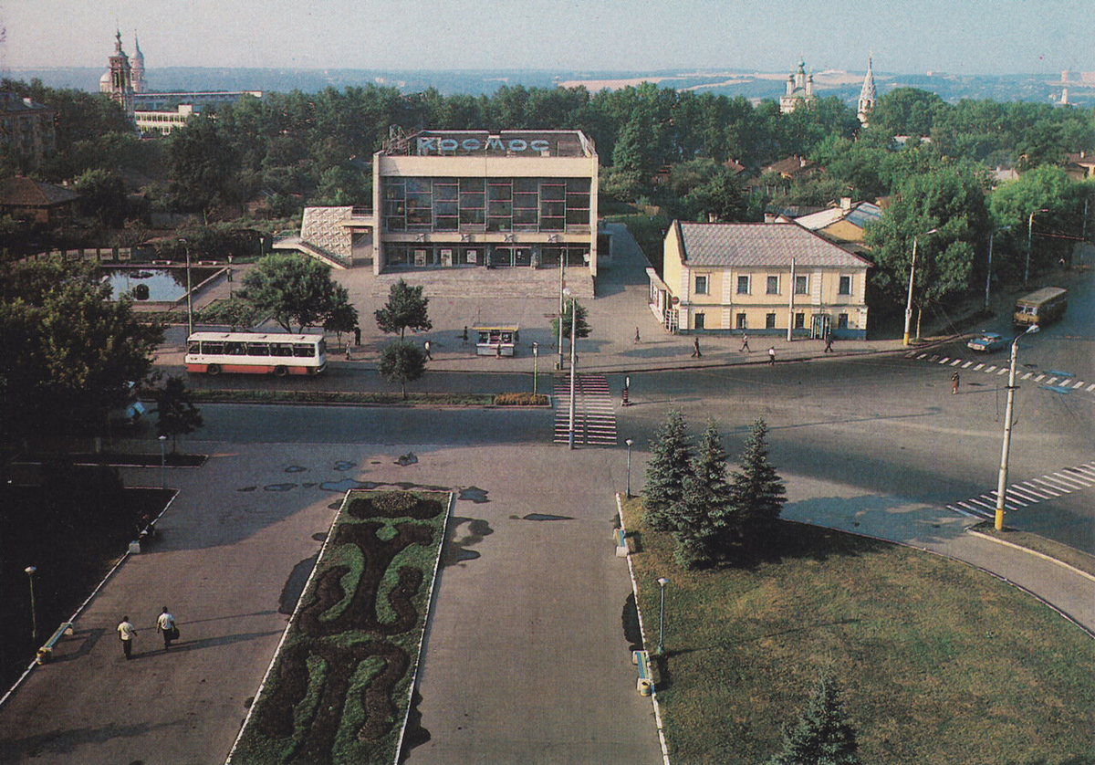 Калуга советская. Кинотеатр космос Калуга. Калуга кинотеатр космос СССР. Калуга 1980 кинотеатр космос. Калуга 2000.