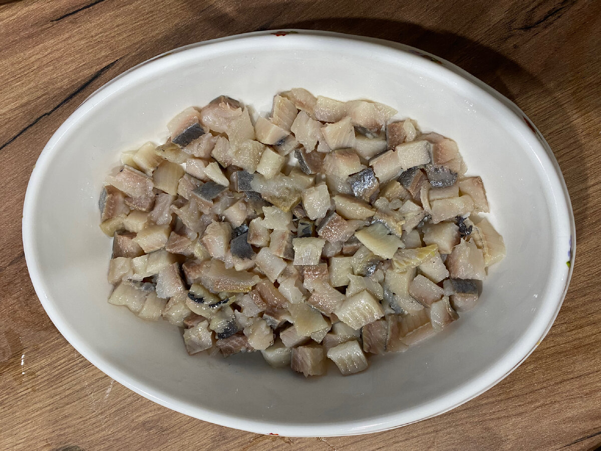 Выкладываем первый слой: нарезанную селедку