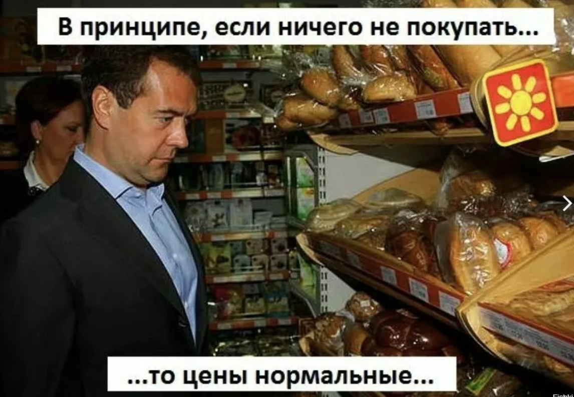 Растерянный джон траволта. Покупатель в магазине. Люди у меня не покупают. Мем про продукты в магазине. Люди у меня не покупают.