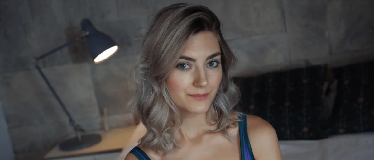 Это Eva Elfie, она же Юлия Романова из Омска. В 2022 г. она стала самой популярной порноактрисой в мире, как раз по версии Porhnub. Уж не знаю, возможно, она и жалеет о выборе своего карьерного пути. Но что-то мне подсказывает... 