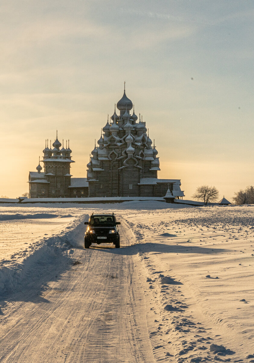 обычно на фоне Кижского погоста зимой фотографируют "Хивусы" а я сфотографировал Уазик