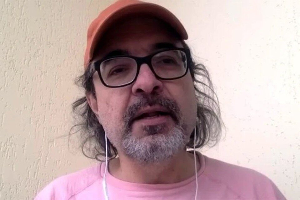    Лира, этнический чилиец, родился в США и жил в Калифорнии. По специальности был историком, писал детективы и снимал фильмы