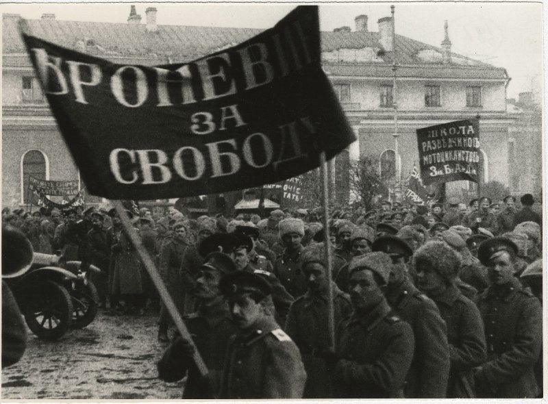 Демонстрация солдат запасного броневого автомобильного дивизиона. Март 1917 года // взято https://vatnikstan.ru/history/anarhisty-1917/