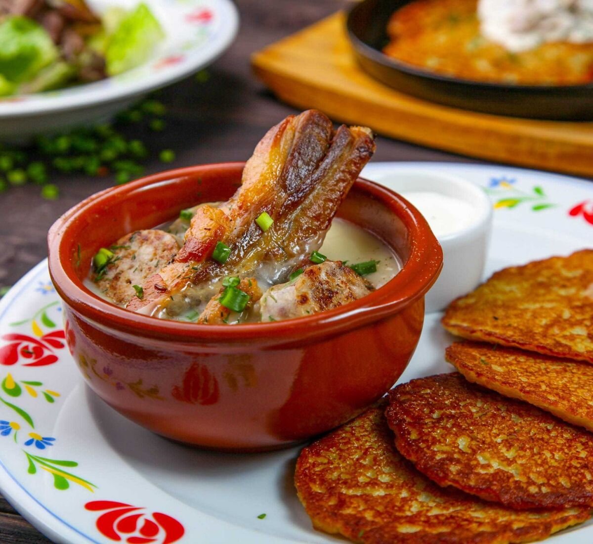 Кафе драники минск. Белорусская кухня мачанка. Национальная белорусская кухня мочанка. Мочанка с драниками белорусская. Драники мачанка