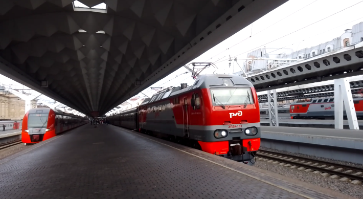 Поезд СПб-Калининград уже под электровозом ЭП2К на Московском вокзале