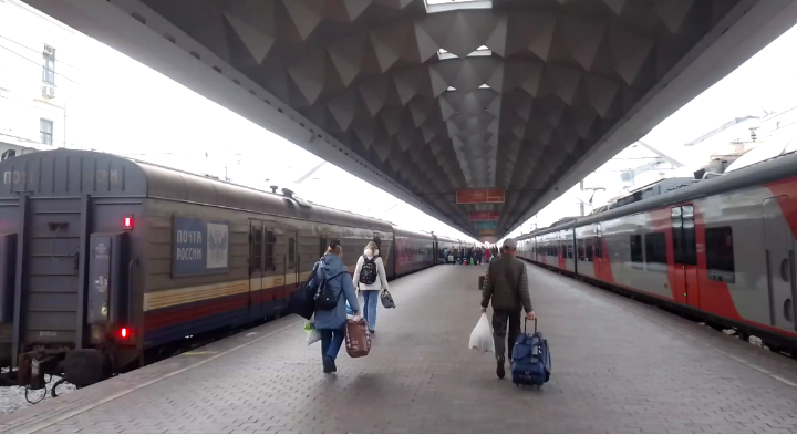 Взгляд на поезд СПб-Калининград с почтовым вагоном со стороны тупиков Московского вокзала 