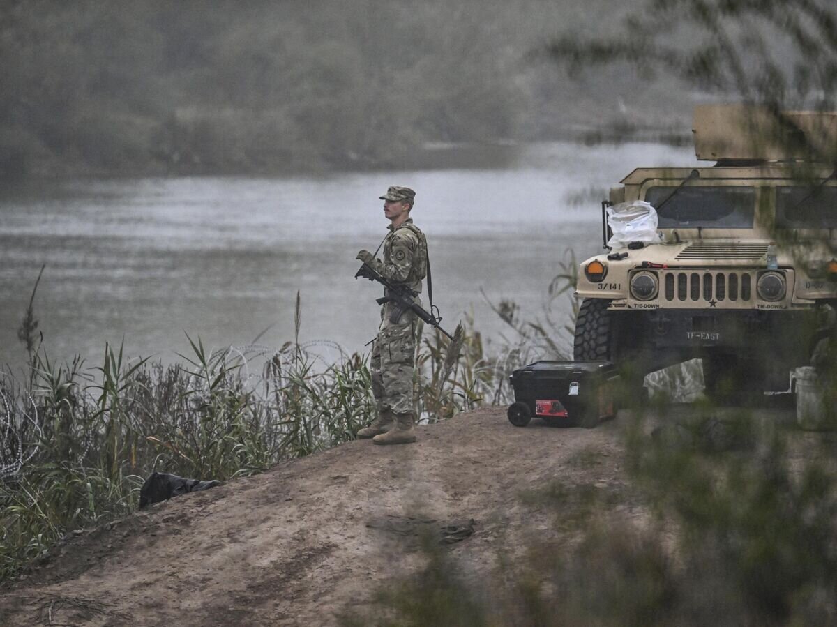    Солдат Национальной гвардии Техаса на границе с Мексикой в Игл-Пасс© AFP 2024 / CHANDAN KHANNA