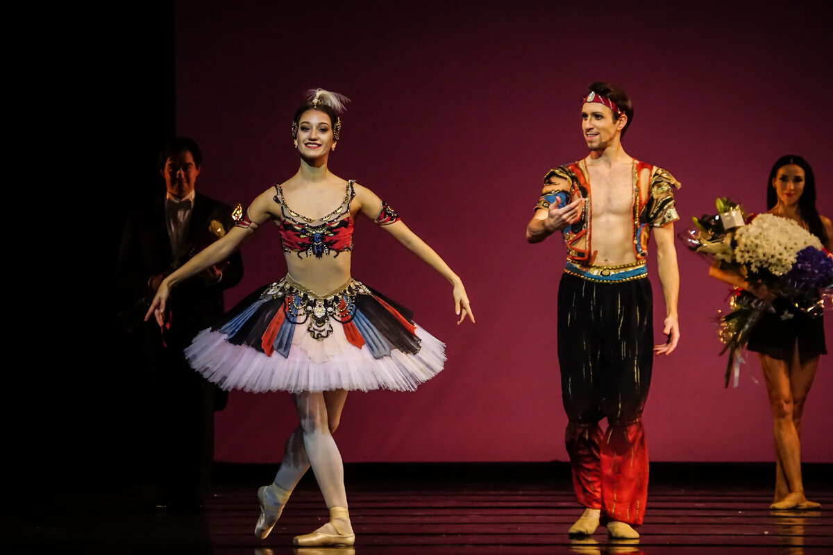 Елена Свинко и Максим Изместьев в па-де-скляв из балета «Корсар». Дивертисмент, 20 октября 2023