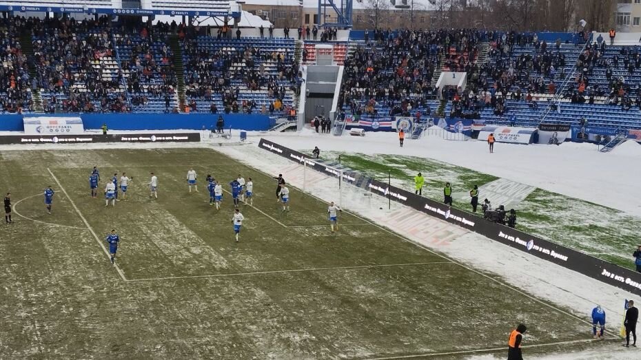 Декабрьский матч "Динамо" Воронеже получился экстремальным - из-за холодов поле было не в лучшем состоянии