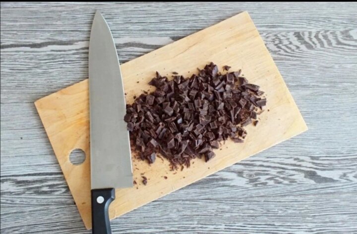 Крупно нарубите шоколад.