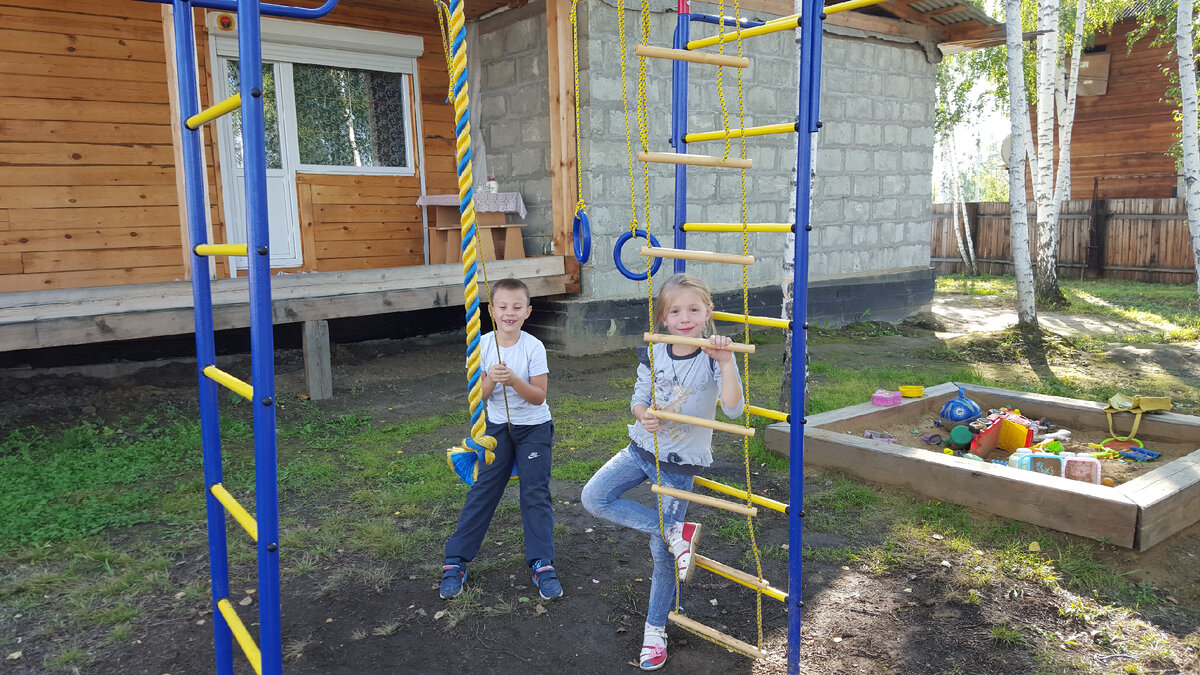 Небольшой уличный комплекс.