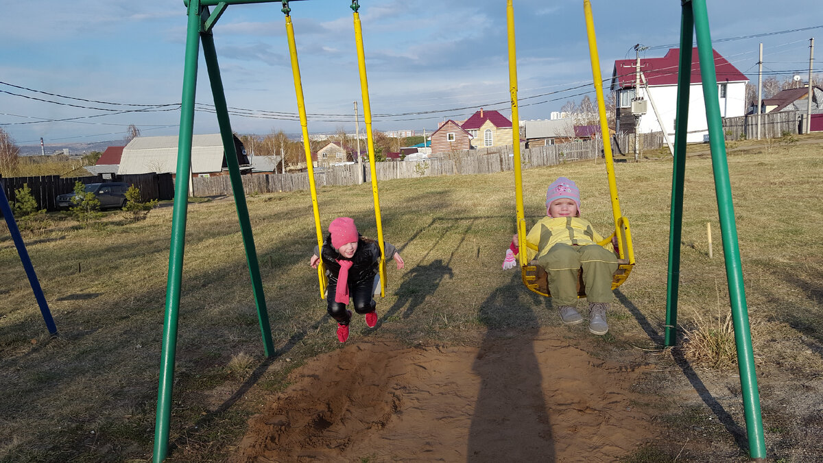 Это  первая качеля как раз на  детской площадке.