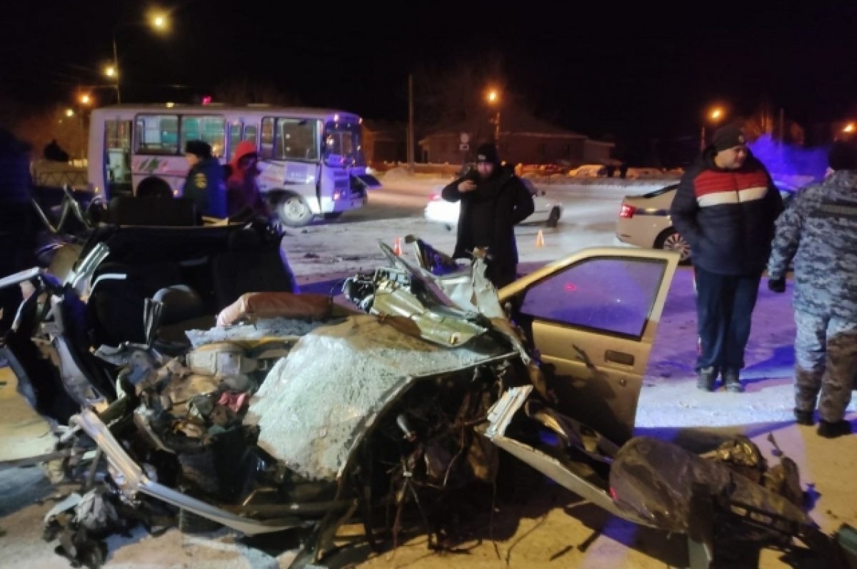    Легковушка превратилась в груду металлолома.