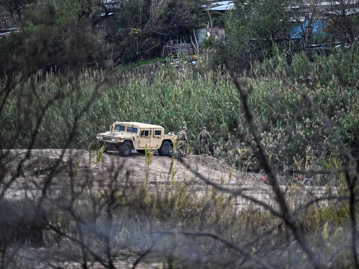    Солдат Национальной гвардии Техаса на границе с Мексикой в Игл-Пасс© AFP 2024 / CHANDAN KHANNA